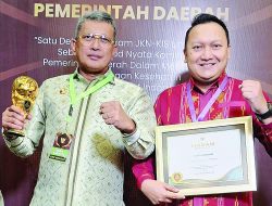 Pj Wali Kota Terima Penghargaan UHC