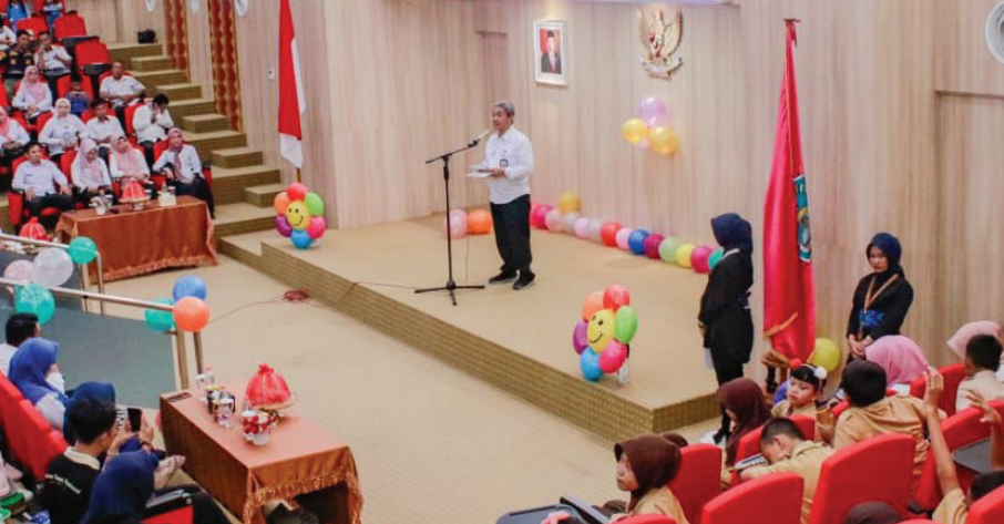 FORUM ANAK KENDARI : Sekda Kota Kendari, Ridwansyah Taridala saat mengukuhkan Forum Anak Kota Kendari di Balai Kota Kendari, kemarin. (AGUS SETIAWAN/KENDARI POS)