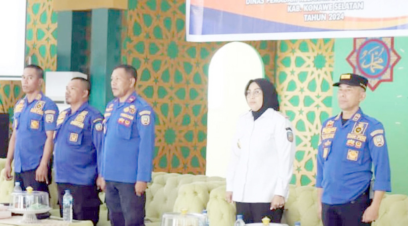 PELAYANAN PENGADUAN : Suasana pembukaan pelatihan Admin dan Satuan Tugas Command Center oleh Sekab Konsel, Hj. St. Chadidjah, dampingi Kepala Dinas Damkar-Mat, Hasran Parenda (kanan).(I NGURAH PANDI SANTOSA/KENDARI POS)