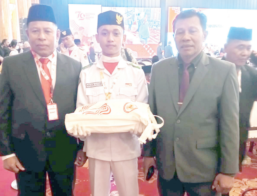 SIAP BERKIBAR : Wakil Bupati Buton Utara, Kompol (Purn) Ahali (kiri) usai menerima duplikat Bendera Pusaka Merah Putih dalam acara yang digelar BPIP di Balai Samudera, Jakarta.