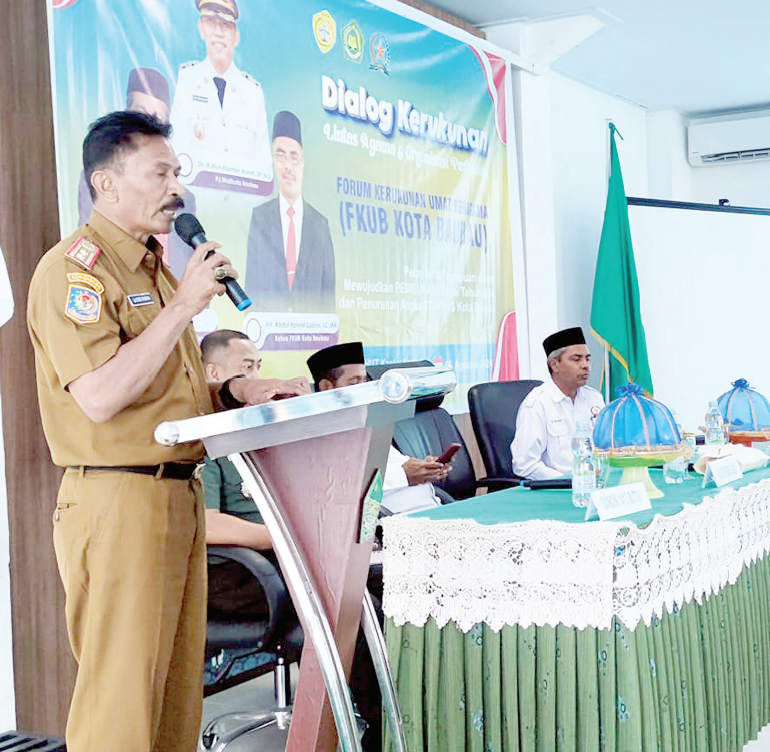 PERAN PEREMPUAN : Pj Sekot Baubau, La Ode Fasikin, ketika membuka dialog kerukunan lintas agama dengan melibatkan 28 organisasi yang terhimpun dalam Gabungan Organisasi Wanita (GOW) Kota.