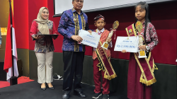 PANGGUNG PARA JUARA : Kepala Dinas Perpustakaan dan Kearsipan Sultra Sultra, Nur Saleh menyerahkan penghargaan kepada pemenang lomba bertutur tingkat SD Sederajat di Kendari, kemarin. (agus setiawan)