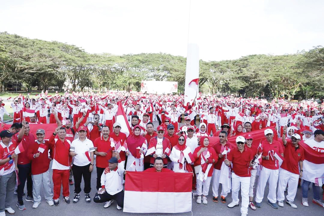 GERAKAN BAGI BENDERA : Peluncuran gerakan pembagian bendera merah putih di pelataran kantor Setprov Sultra, Jumat (9/8)(IST)