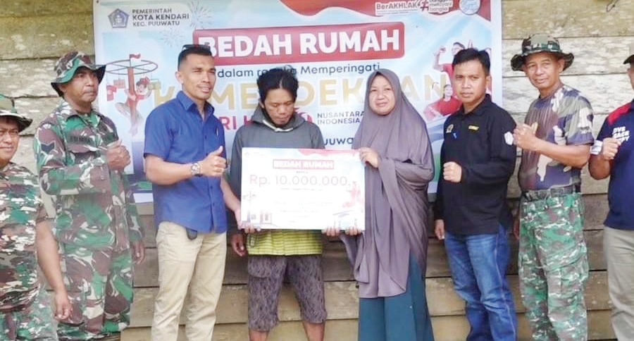 BEDAH RUMAH : Suasana penyerahan bantuan Program Bedah Rumah menyambut Hari Kemerdekaan RI ke-79 di Kecamatan Puuwatu.(AGUS SETIAWAN/KENDARI POS)