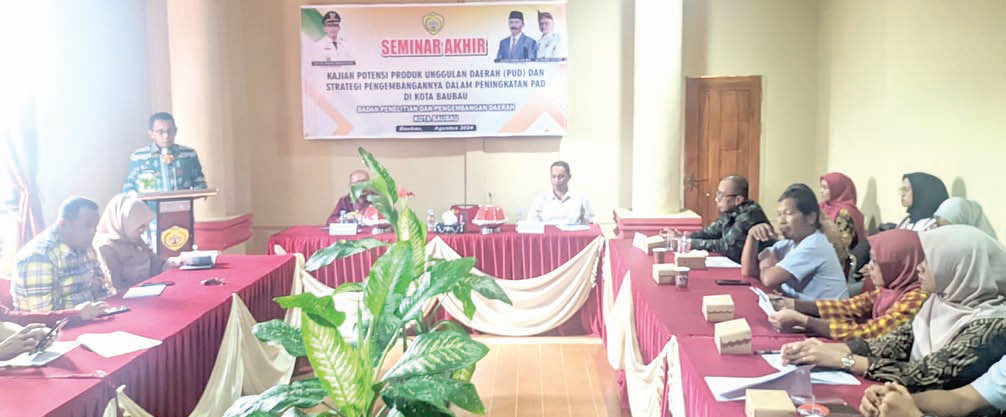 MAKSIMALKAN POTENSI Pj Wali Kota Baubau, Dr. H. Muh. Rasman Manafi (depan) dalam seminar akhir kajian potensi produk unggulan daerah dan strategi pengembangannya dalam peningkatan PAD.(DISKOMINFO KOTA BAUBAU FOR KENDARI POS0