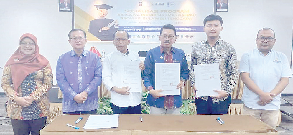 TINGKATKAN SDM : Bupati Butur, H. Muhammad Ridwan Zakariah (ketiga dari kanan) sebagai Koordinator APKASI wilayah Sultra saat penandatanganan kerja sama program BIE-D se- Provinsi Sultra, kemarin.(PROKOPIM SETKAB BUTON UTARA FOR KENDARI POS)