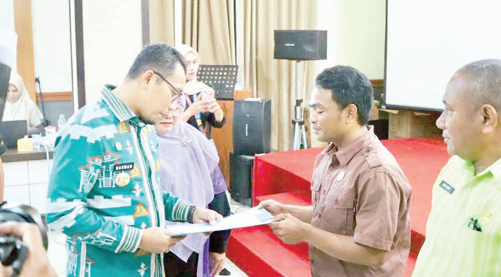 TINGKATKAN SDM : Bupati Butur, H. Muhammad Ridwan Zakariah (ketiga dari kanan) sebagai Koordinator APKASI wilayah Sultra saat penandatanganan kerja sama program BIE-D SEProvinsi Sultra, kemarin.(ROKOPIM SETKAB BUTON UTARA FOR KENDARI POS)