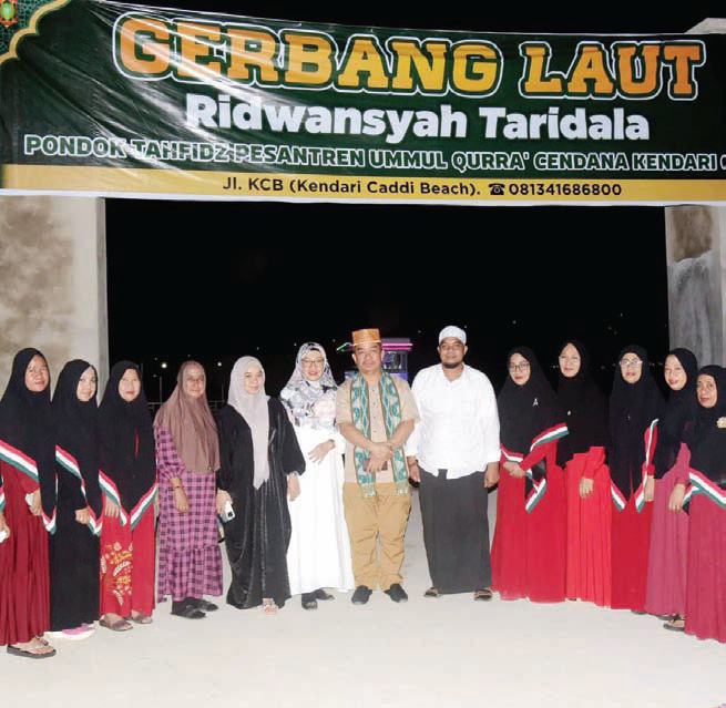 JEMBATAN PERLINTASAN : Sekda Kota Kendari, Ridwansyah Taridala (tengah) foto bersama pengurus dan santri Pondok Tahfidz Pesantren Ummul Qurra’ Cendana Kendari Caddi, kemarin.(AGUS SETIAWAN/KENDARI POS)