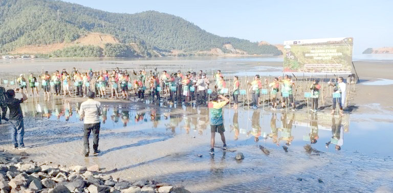 PT.Ceria menginisiasi aksi tanam pohon mangrove dan Green Fun di pesisir Kecamatan Wolo, Kabupaten Kolaka, baru-baru ini. Kegiatan itu digelar dalam rangka mendukung komitmen pencapaian Net Zero Emission (NZE) 2060.(IST)