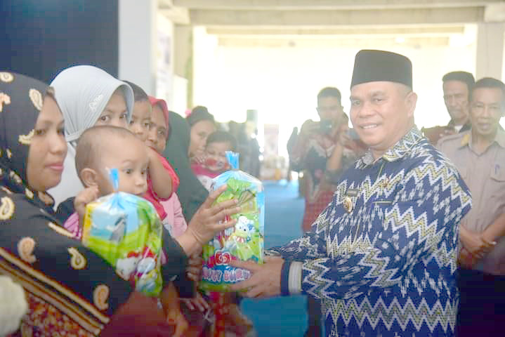 Pj. Bupati Buton La Haruna memberikan bantuan intervensi gizi kepada balita beresiko stunting di Buton(IST)