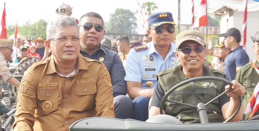 KARNAVAL JUANG : Pj Wali Kota Kendari, Muhammad Yusup mengikuti karnaval juang dalam rangka memperingati Hari Kemerdekaan RI ke-79, kemarin.(AGUS SETIAWAN/KENDARI POS)