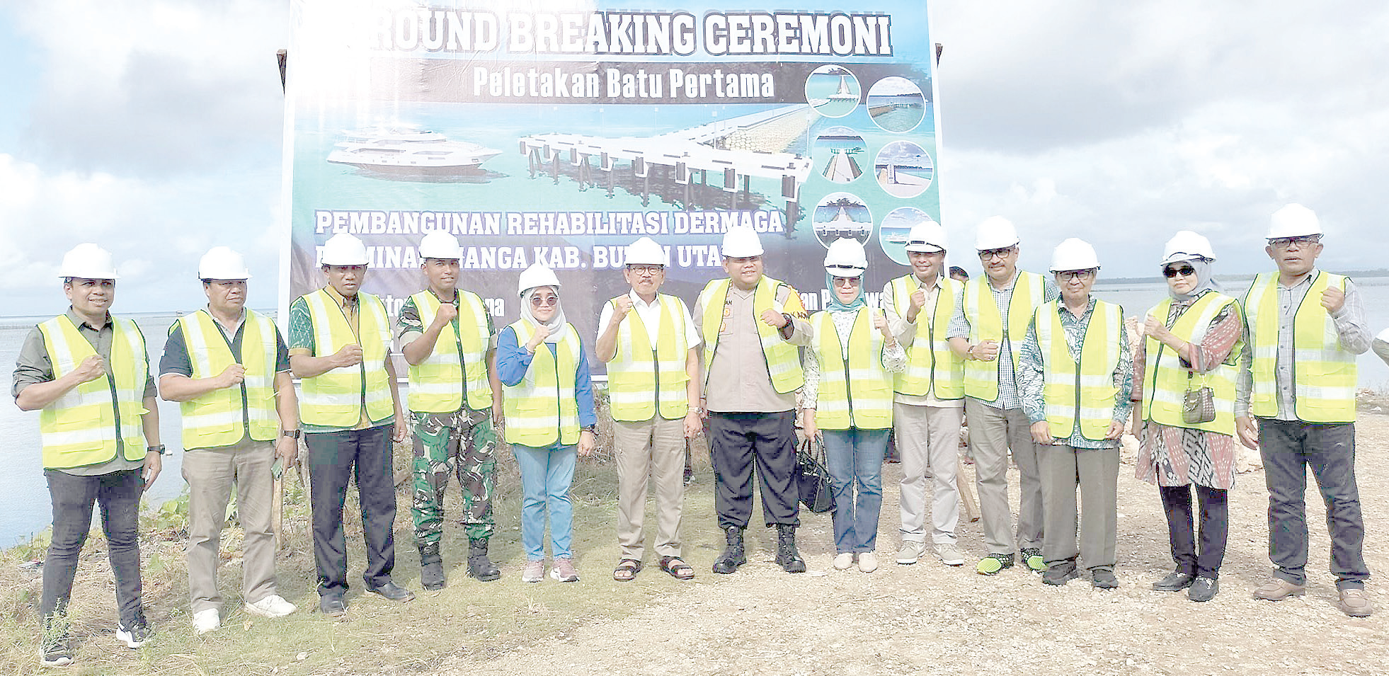 PACU PEREKONOMIAN : eletakan batu pertama pembangunan rehabilitasi Dermaga Perikanan Minaminanga di Buton Utara yang akan menunjang peningkatan produksi dan hasil tangkap nelayan di daerah itu.(DISKOMINFO KABUPATEN BUTON UTARA FOR KENDARI POS)