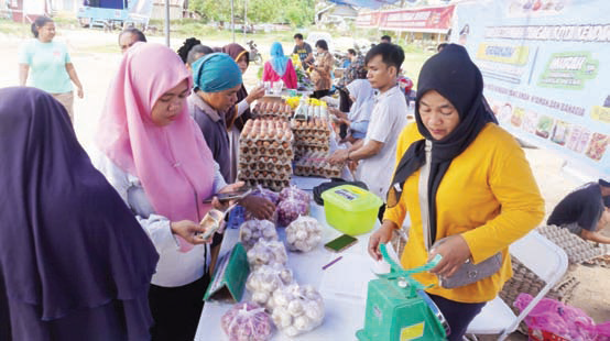 Suasana gerakan pangan murah beberapa waktu lalu. Jelang perayaan Hari Kemerdekaan, Pemkot Kembali menggelar pangan murah di Balai Kota.(AGUS SETIAWAN/ KENDARI POS)