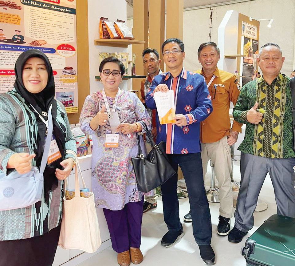 DAFTAR PRODUK LOKAL : Kepala Brida Sultra, Hj. Isma memperkenalkan Kopi Tolaki dalam Pameran Harteknas yang digelar BRIN di Jakarta, kemarin.(AGUS SETIAWAN/KENDARI POS)