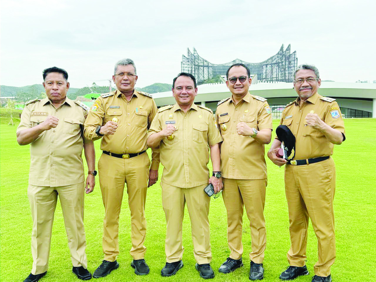 PUJI IKN: Pj Gubernur Sultra, Andap Budhi Revianto (tengah) foto bersama Pj Wali Kota Kendari Muh Yusup (dua dari kiri), Wakil Bupati Butur Ahali (kiri), Pj Bupati Busel Parinringi (dua dari kanan), dan Plt Bupati Muna Bachrun Labuta dengan latar belakang istana IKN, Selasa (13/8/2024). (IST/KENDARI POS)