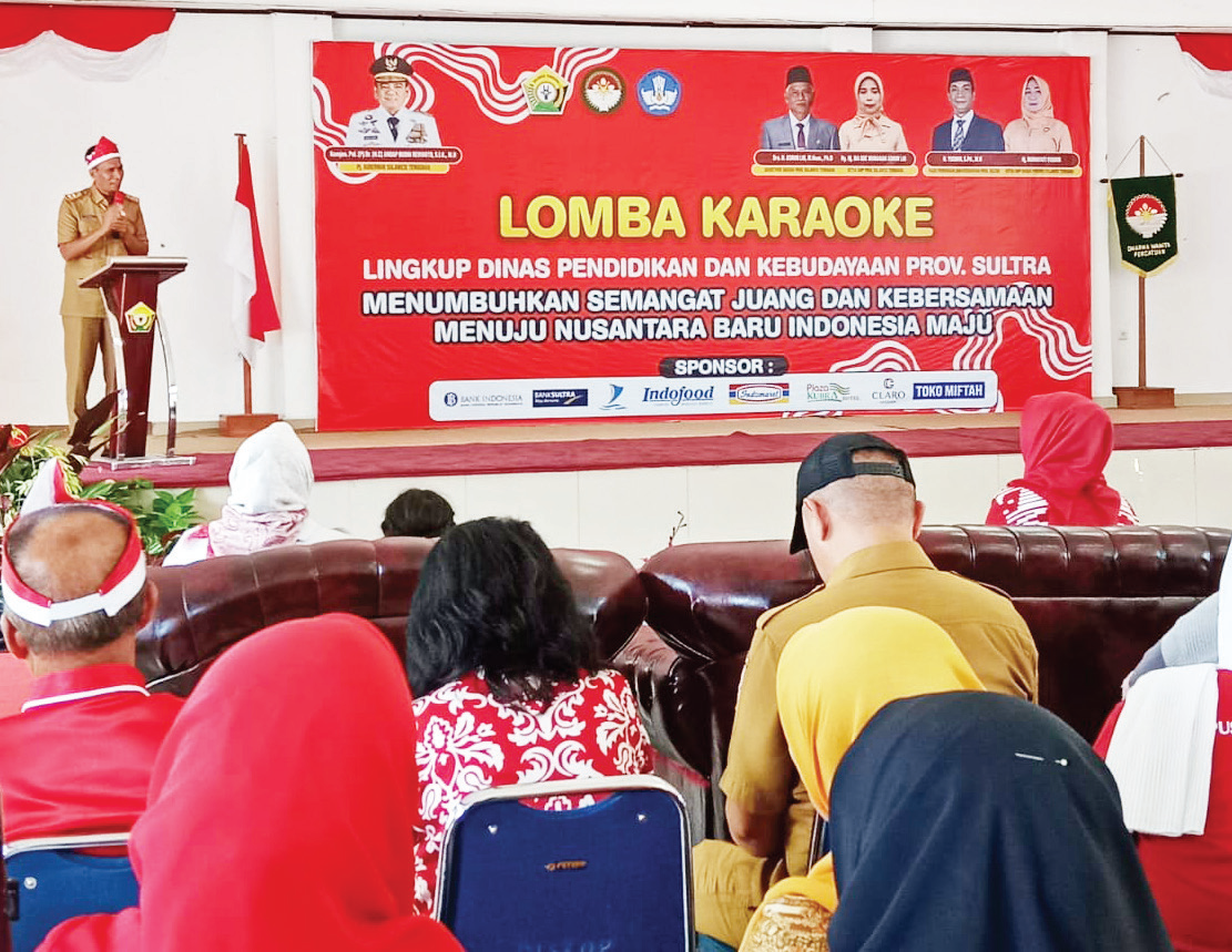 LOMBA KARAOKE : Kepala Dikbud Sultra, Yusmin saat membuka lomba karaoke bertempat di Aula Dikbud Sultra, Selasa(13/8).(RAHMA SAFITRI/KENDARI POS)