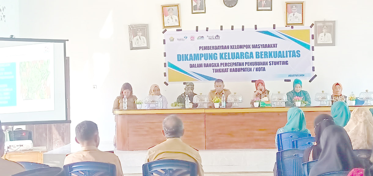 Pemaparan materi oleh narasumber, Sitti Leomo Bachrun (dua kanan) didampingi Kabid pengendalian penduduk, penyuluh dDPP-KB Kabupaten Muna, camat dan ketua PKK Kecamatan(DEDEH AYU/KP/)