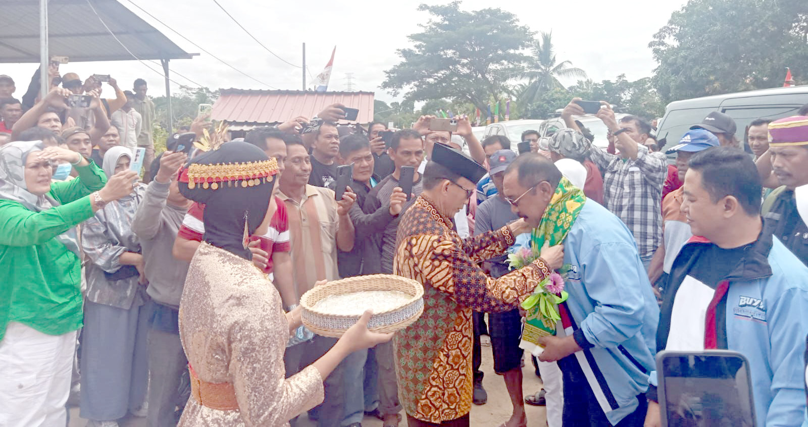 Bakal Calon Bupati Bombana Burhanuddin saat menyambangi warga perbatasan Bombana-Konawe Selatan.(IST)