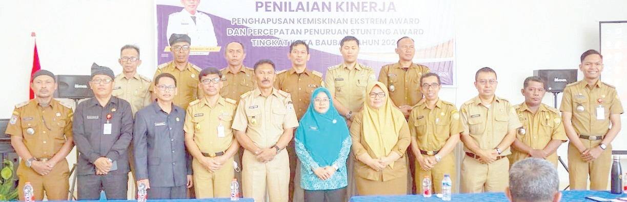 SIMULTAN : Kegiatan penilaian kinerja penghapusan kemiskinan ekstrem dan percepatan penurunan angka tengkes yang dilakukan Pemkot Baubau dan dibuka Pj Sekot, Laode Fasikin (kelima dari kiri, depan).(DISKOMINFO KOTA BAUBAU FOR KENDARI POS)