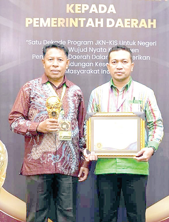 CAKUPAN JKN : Pemkab Butur saat mendapat penghargaan kategori predikat utama dalam kegiatan UHC Awards 2024 yang diterima langsung Wakil Bupati Butur, Ahali, MH (kiri) didampingi Kepala BPJS, Safrudin, di Jakarta.(DISKOMINFO KABUPATEN BUTON UTARA FOR KENDARI POS)