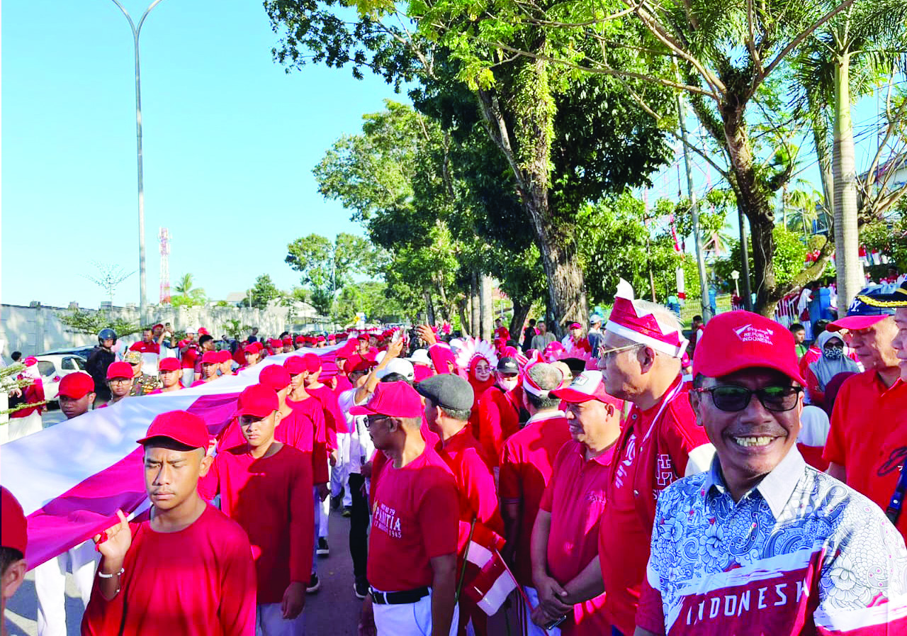 KIRAB KEBANGSAAN: Sekretaris Daerah (Sekda) Sultra, Asrun Lio (dua dari kanan) melepas peserta kirab kebangsaan di Depan Kantor LPP RRI Kendari, Selasa (13/8/2024). (RAHMA SAFITRI/KENDARI POS)