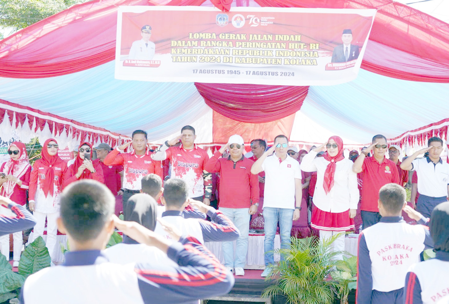 CEGAH GESEKAN : Suasana lomba gerak jalan indah antar organisasi pemerintah di Kabupaten Kolaka yang berlangsung kemarin.(HUMAS PROKOPIM SETKAB KOLAKA FOR KENDARI POS)