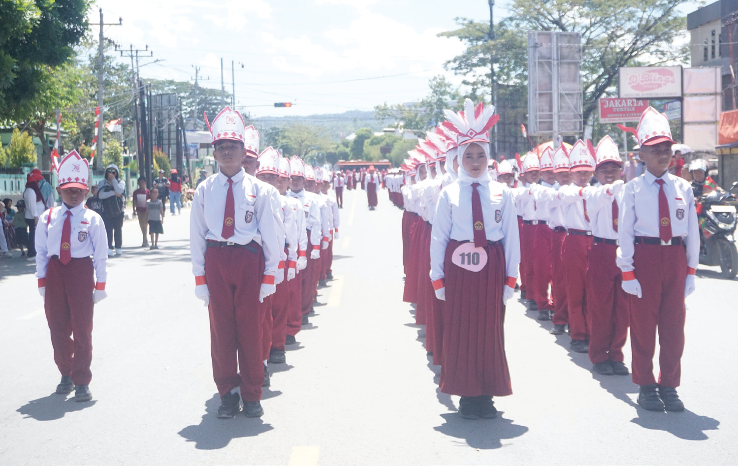 GERAK JALAN INDAH : Memperingati Hari Ulang Tahun (HUT) ke 79 kemerdekaan, Pemkot Kendari menggelar jalan indah tingkat SD dan SMP se-Kota Kendari, Rabu (14/8). Tim gerak jalan SDN 41 Kota Kendari.(AMAL FADLY SENGA /KENDARI POS)