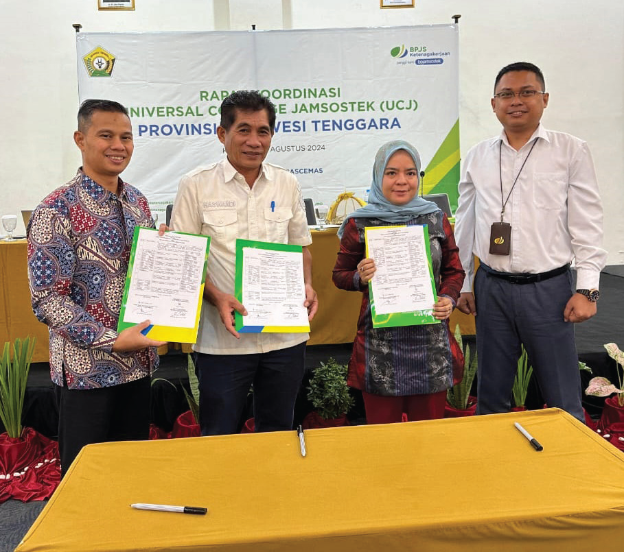 PERLINDUNGAN PEKERJA : Kepala Disnaker Sultra, La Ode Muhammad Haswandy (kedua dari kanan) bersama Kepala BPJS Ketenagakerjaan Sultra Muhamad Abdurrahman Sholih (paling kiri) foto bersama perwakilan Pemda kemarin.(AGUS SETIAWAN/KENDARI POS)