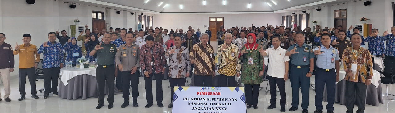 PELATIHAN KEPEMIMPINAN TINGKAT II : Deputi Bidang Penyelenggaraan Pengembangan Kompetensi ASN Lembaga Administrasi Negara (LAN) RI, Dr. Basseng, M.Ed, (depan,lima kiri), Sekda Sultra H. Asrun Lio (depan, tengah) saat pose bersama Forkopimda dan para peserta PKN Tingkat II angkatan XXXV tahun 2024 di Sultra kemarin(RAHMA SAFITRI/KENDARI POS)