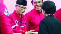 TERIMA SK: Ketua Umum DPP PDIP, Megawati Soekarno Putri (kanan, kameja hitam) menyerahkan SK B1KWK kepada pasangan Lukman Abunawas dan La Ode Ida (LA-IDA) di Jakarta, Rabu (14/8/2024). (IST)