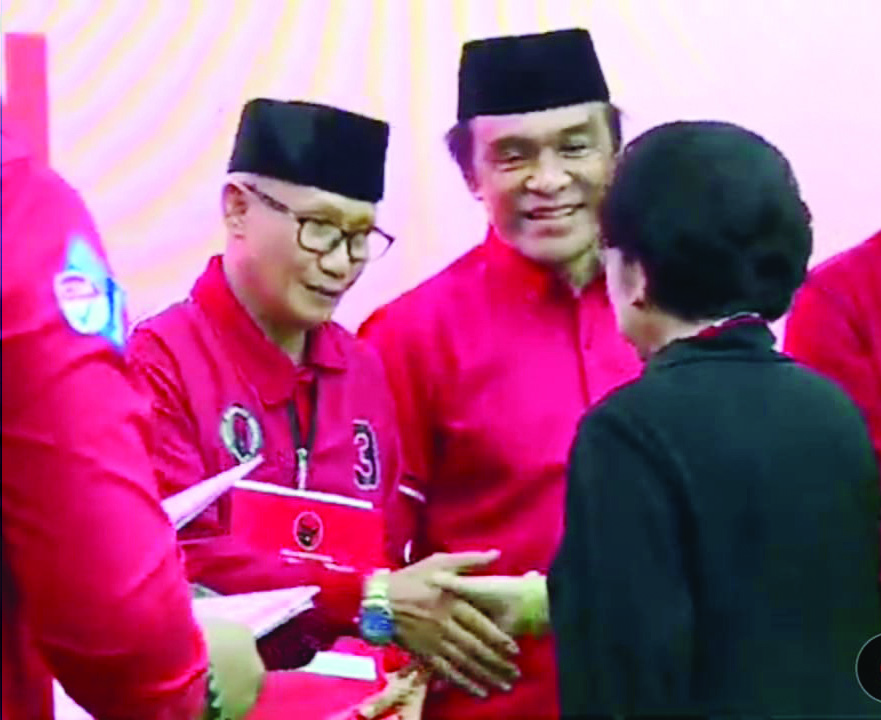 TERIMA SK: Ketua Umum DPP PDIP, Megawati Soekarno Putri (kanan, kameja hitam) menyerahkan SK B1KWK kepada pasangan Lukman Abunawas dan La Ode Ida (LA-IDA) di Jakarta, Rabu (14/8/2024). (IST)