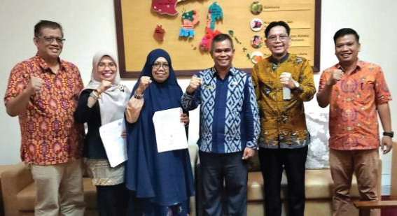 Dekan Fakultas Pertanian UHO, Prof. Dr. Ir. Marsuki Iswandi, M.Si (2 dari kanan), Kepala Disbunhorti Provinsi Sultra, La Haruna (3 dari kanan) dan para dosen usai penandatanganan nota kesepahaman program magang MBKM mahasiswa, baru-baru ini.(IST)