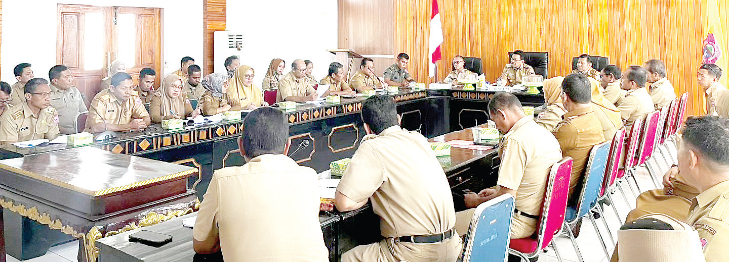 MATANGKAN PERSIAPAN : Suasana rapat koordinasi untuk memantapkan persiapan pelaksanaan upacara detik-detik Proklamasi 17 Agustus 2024 di lingkup Pemkab Butur, dipimpin langsung Bupati, Dr. H. Muh. Ridwan Zakariah, kemarin.(DISKOMINFO KABUPATEN BUTON UTARA FOR KENDARI POS)