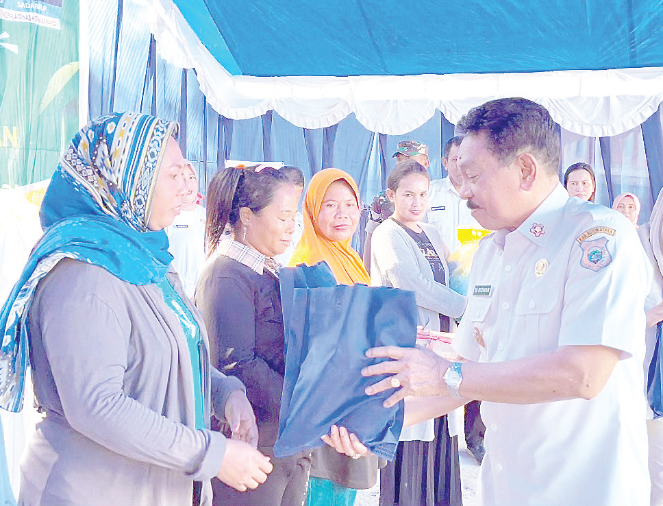 KENDALIKAN INFLASI : Bupati Butur, Dr. H. Muh. Ridwan Zakariah (kanan) ketika membuka secara resmi kegiatan GPM di Desa Langere, Kecamatan Bonegunu, kemarin.(DISKOMINFO KABUPATEN BUTON UTARA FOR KENDARI POS)