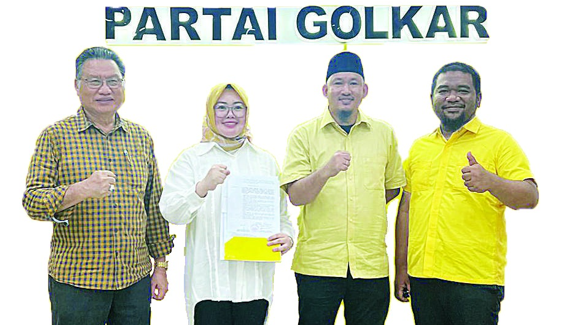 DIUSUNG GOLKAR: Bakal Calon Wali Kota Kendari, Siska Karina Imran (dua dari kiri) dan wakilnya, Sudirman (tiga dari kiri) foto bersama Ketua DPD I Golkar Sultra, Herry Asiku (kiri) dan Ketua DPD 2 Golkar Kendari, La Ode Inarto (kanan) usai menerima SK B1KWK DPP Golkar, Kamis (15/8/2024). (IST)