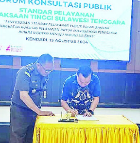 FKP: Wakil Direktur Kendari Pos, Awal Nurjadin ambil peran dalam Forum Konsultasi Publik (FKP) yang digelar Kejaksaan Tinggi (Kejati) Sultra, Kamis (15/8/2024). (MUH ABDI ASMAUL/KENDARI POS)