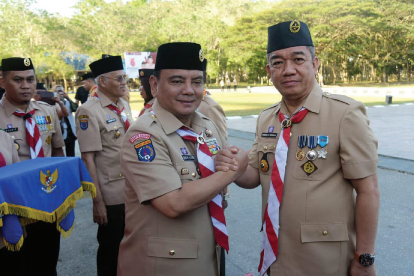 PENGHARGAAN : Sekda Kota Kendari, Ridwansyah Taridala (paling kanan) foto bersama dengan Pj Gubernur Sultra, Andap Budhi Revianto (kiri) usai penyematan Lencana Pancawarsa di Pelataran Kantor Gubernur Sultra, kemarin