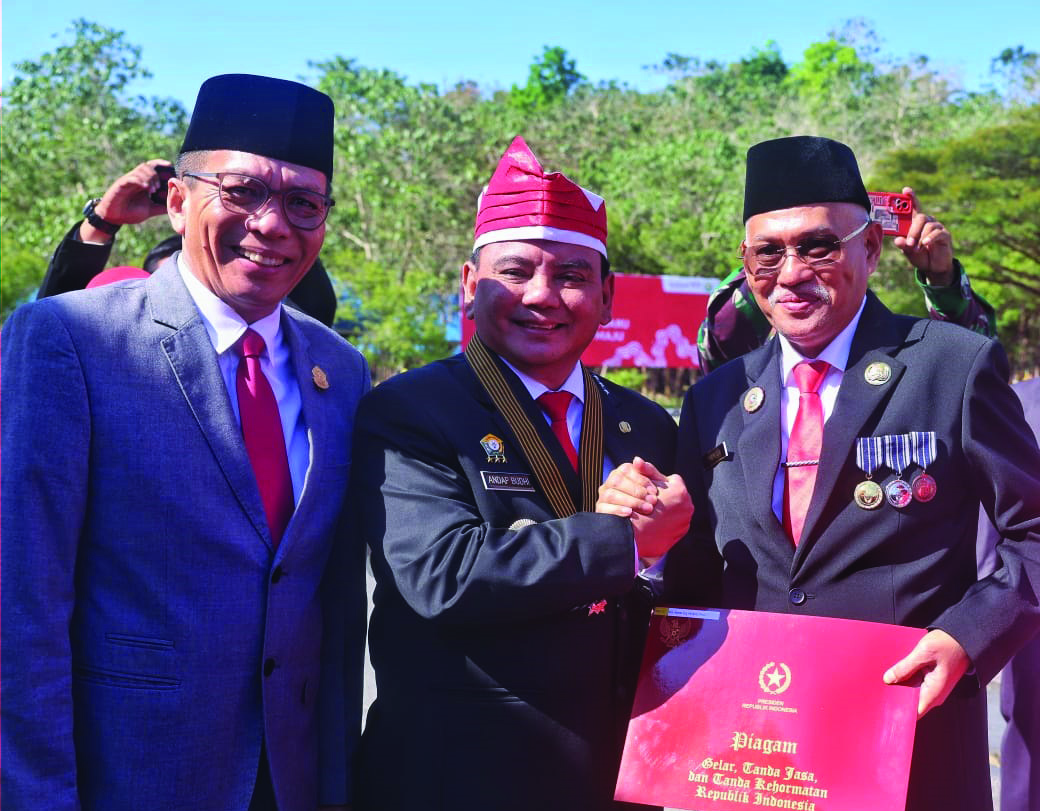 PENGHARGAAN: Sekda Sultra, Asrun Lio (kanan) menerima penghargaan Satyalancana Karya Satya 30 tahun dari Presiden RI, Joko Widodo, yang diserahkan Pj Gubernur Sultra, Andap Budhi Revianto, pada upacara HUT ke-79 RI di Lapangan Kantor Gubernur Sultra, Sabtu (17/8/2024). Tampak Ketua DPRD Sultra, Abdurrahman Shaleh (kiri) ikut mendampingi.