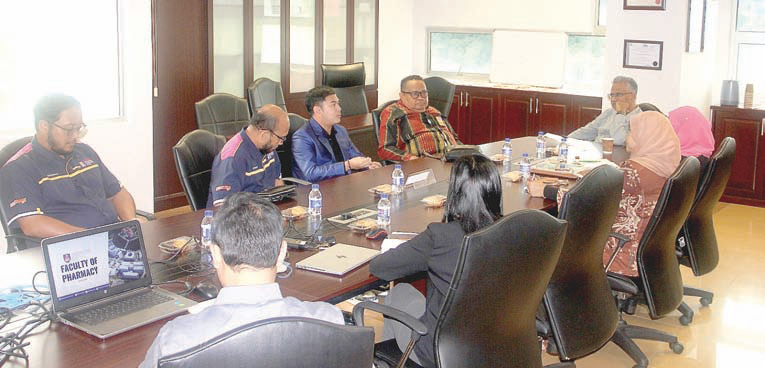 Dekan Fakultas Farmasi UHO Prof. Dr. Ruslin, M.Si (4 dari kiri) kerja sama dengan Universitas Islam Teknologi Mara, Malaysia.(IST)