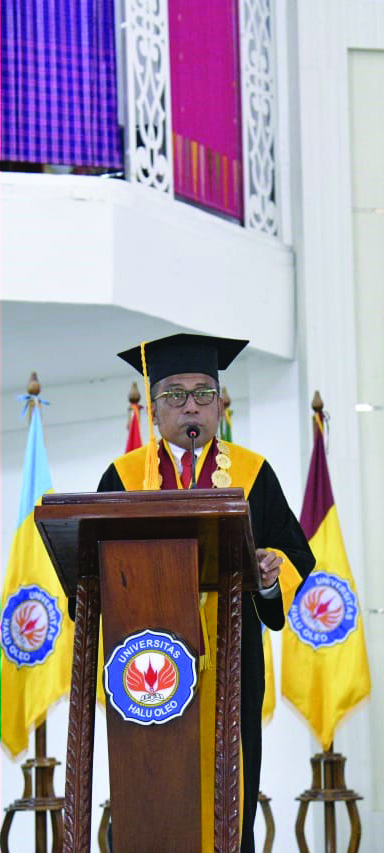 UPACARA SENAT: Rektor UHO, Prof. Dr. Muhammad Zamrun Firihu, S.Si., M.Si., M.Sc., memberikan sambutan dalam upacara senat terbuka Dies Natalis ke-43 UHO di Auditorium Mokodompit UHO, Senin (19/8/2024