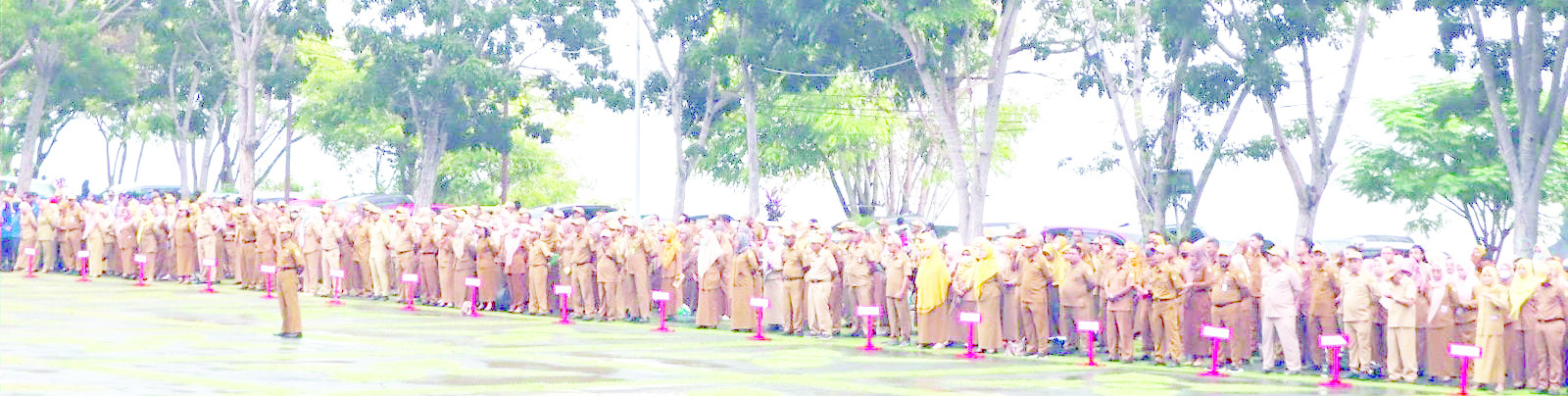 SEMARAKKAN KEMERDEKAAN : Para ASN Pemkot Baubau diminta turut andil dalam memeriahkan sejumlah agenda acara peringatan HUT ke-79 RI tahun ini. Tampak para pegawai saat mengikuti apel gabungan di halaman kantor wali kota di Palagimata.(DISKOMINFO KOTA BAUBAU FOR KENDARI POS)