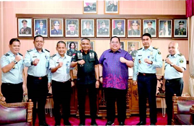 Ketua Kadin Sultra, Anton Timbang foto bersama dengan jajaran Kanwil Kemenkumham Sultra usai membahas kerjasama pemberian legalitas usaha bagi pelaku UMKM. (IST)