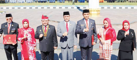 Ketua TP PKK Sultra Dra.Hj.Wa Ode Munanah Asrun Lio (2 dari kiri) mendampingi sang suami, Sekda Sultra Asrun Lio (kiri) saat menerima Tanda Kehormatan Satyalancana Karya Satya 30 tahun.