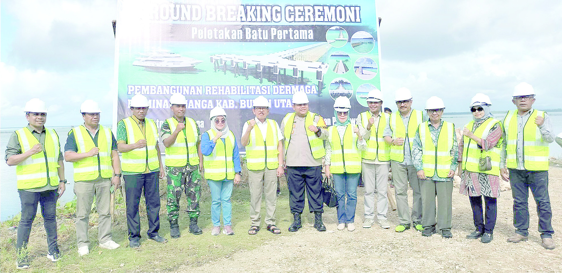 PACU PEREKONOMIAN : eletakan batu pertama pembangunan rehabilitasi Dermaga Perikanan Minaminanga di Buton Utara yang akan menunjang peningkatan produksi dan hasil tangkap nelayan di daerah itu. (DISKOMINFO KABUPATEN BUTON UTARA FOR KENDARI POS)