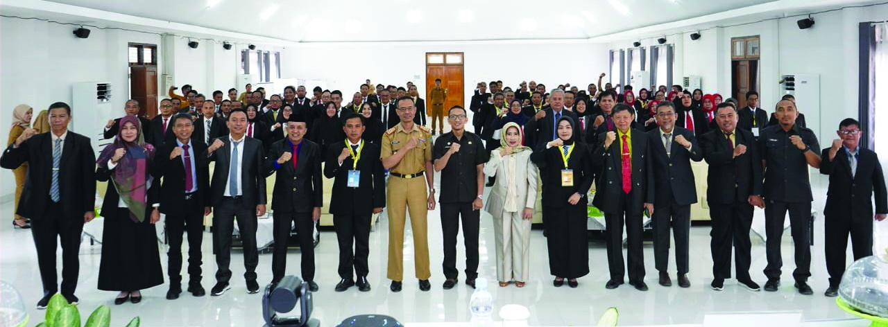 PEMBUKAAN: Foto bersama usai acara pembukaan Pendidikan dan Pelatihan Kepemimpinan Administrator di Kantor BPSDM Sultra, Selasa (20/8/2024). (Rezki/Kendari Pos)