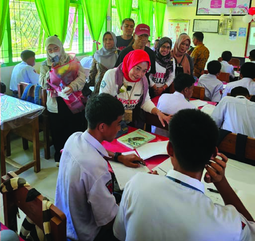 KUNJUNGAN: Dirjen GTK Kemendikbudristek, Prof. Dr. Nunuk Suryani, M.Pd (jilbab merah) mengunjungi SMAN 2 Kendari, Selasa (20/2024). Tampak dia sedang berbincang dengan siswa. (EWIN SAPUTRI/ KENDARI POS)