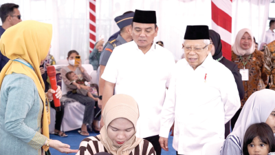 Pj Gubernur Sultra, Andap Budhi Revianto (tengah) mendampingi Wapres KH. Ma’ruf Amin (kanan) saat meninjau penanganan stunting di Kota Kendari.