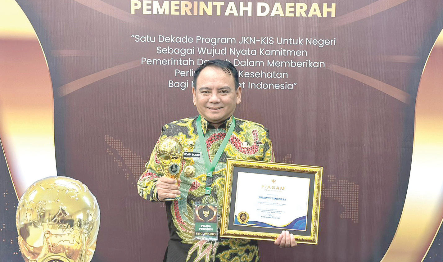 Pj Gubernur Sultra, Andap Budhi Revianto saat menerima UHC Award Tahun 2024 Kategori Utama.