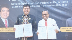 Rektor UHO Prof. Dr. Muhammad Zamrun Firihu, S.Si.,M.Si.M.Sc (kanan) dan Kepala Barantin Dr. Sahat Manaor Panggabean (kiri) saat penandatanganan nota kesepahaman di aula Fakultas Pertanian UHO, baru-baru ini.