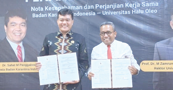 Rektor UHO Prof. Dr. Muhammad Zamrun Firihu, S.Si.,M.Si.M.Sc (kanan) dan Kepala Barantin Dr. Sahat Manaor Panggabean (kiri) saat penandatanganan nota kesepahaman di aula Fakultas Pertanian UHO, baru-baru ini.